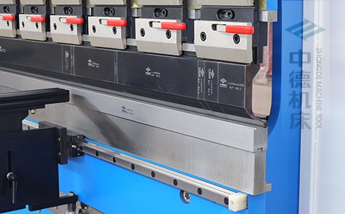ZDPK-6325標配高精度模具快夾，換模速度快5倍，加高型模托是門業制造專業配置.jpg
