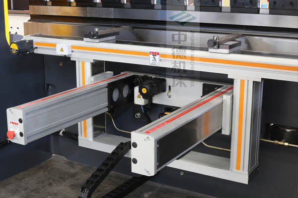 ZDPE8025-4+1軸全封套加強(qiáng)型鋁合金后檔料系統(tǒng)，內(nèi)有成套滾珠絲桿和直線導(dǎo)軌，精度高速度快噪音低.jpg