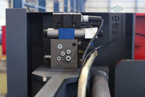 ZDPE8025采用進(jìn)口液壓系統(tǒng)，穩(wěn)定無(wú)故障，耐高溫高壓，持久工作精度高.jpg